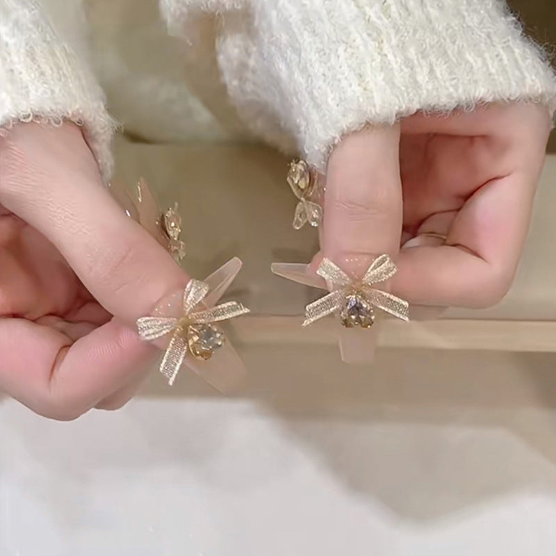 Artificial nail set with elegant 3D patterns and delicate accents Acalora