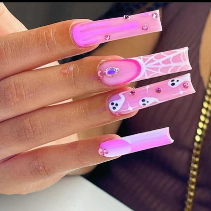 Artificial nails in a modern and elegant design Acalora