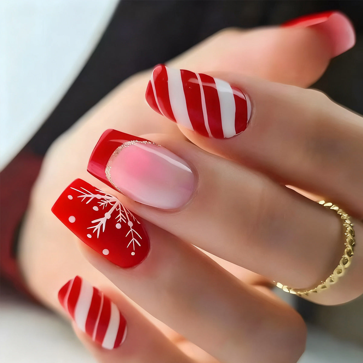 Nail art set with detailed floral designs Acalora