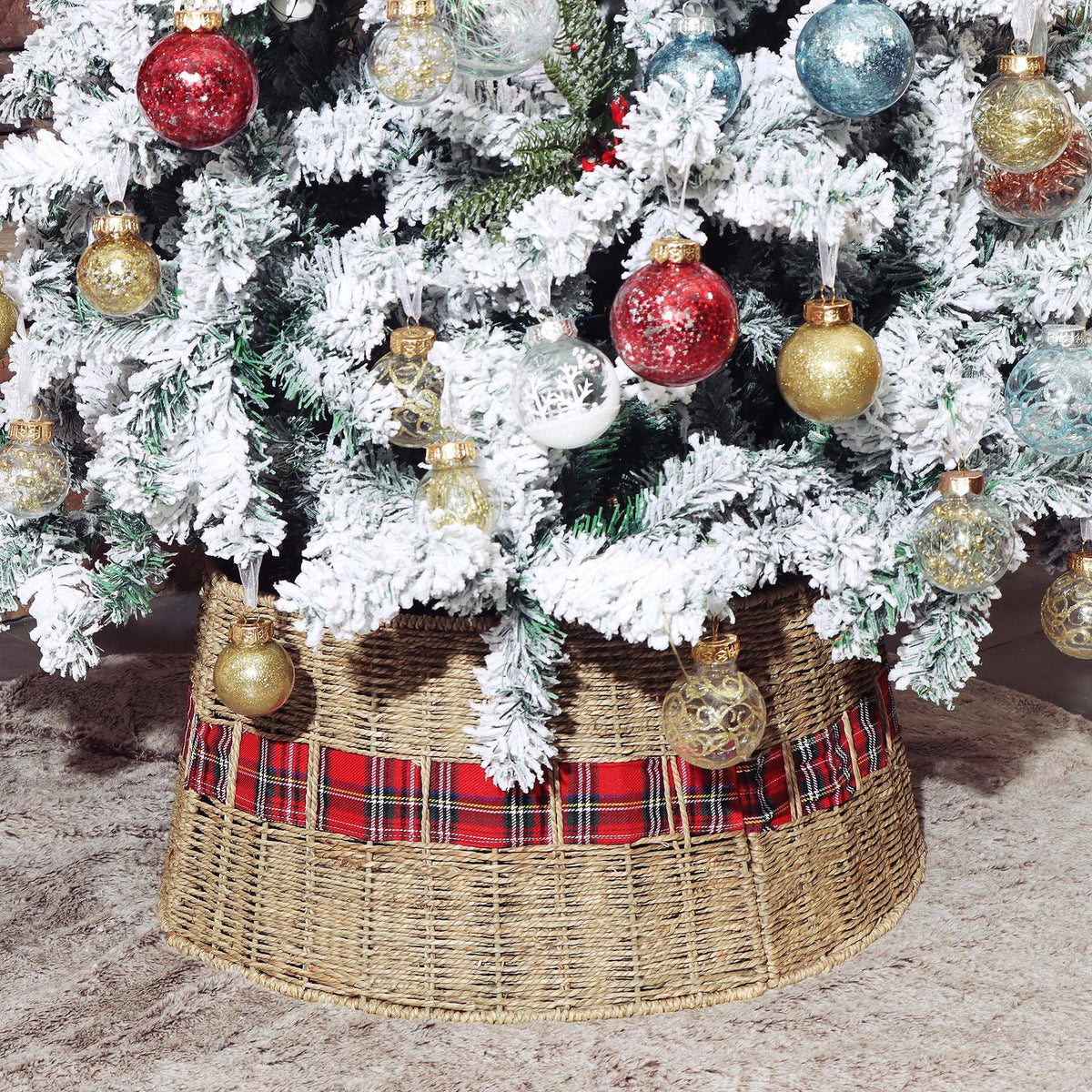 Decorative Christmas tree stand made of wicker Acalora