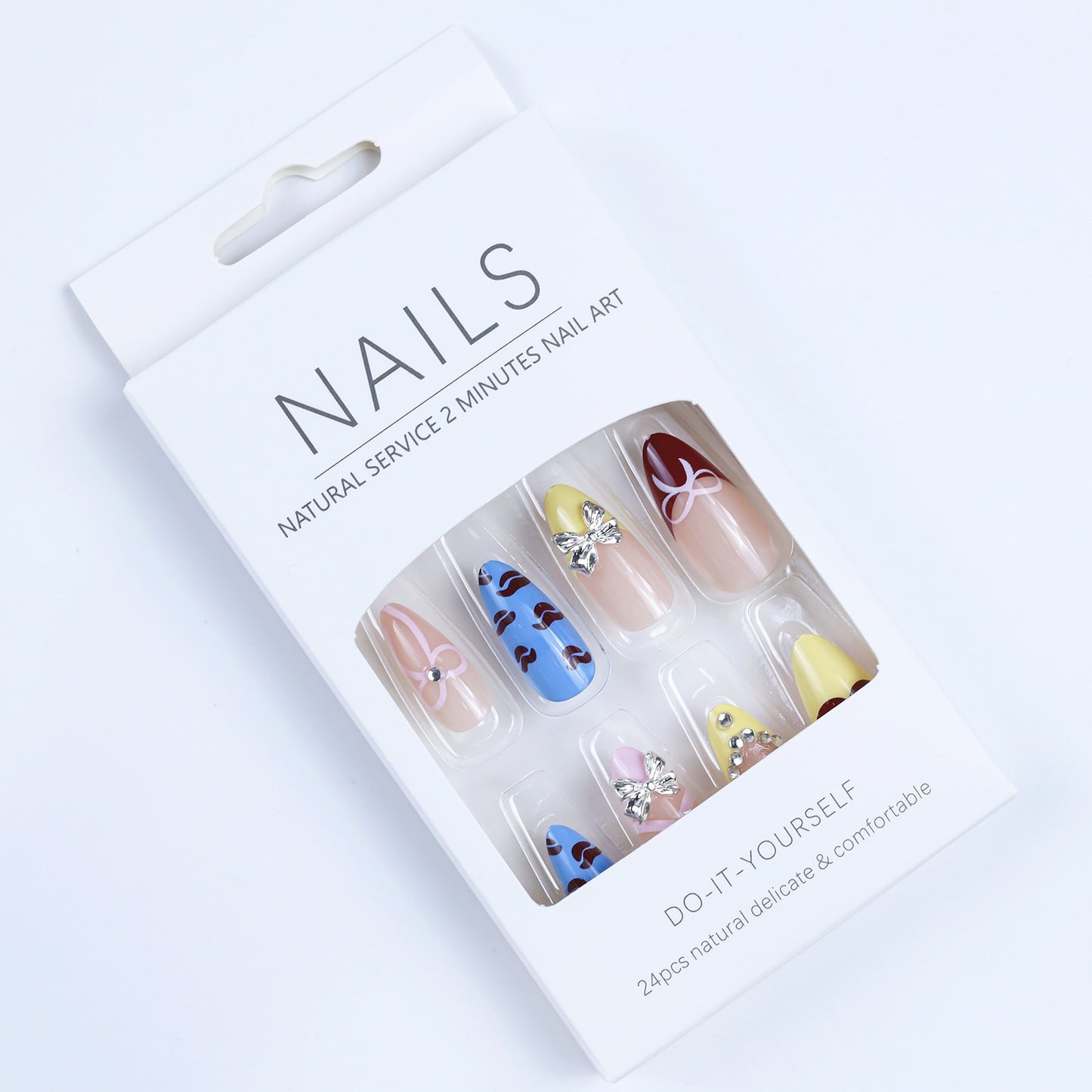 Artificial nails with playful heart and flower design Acalora