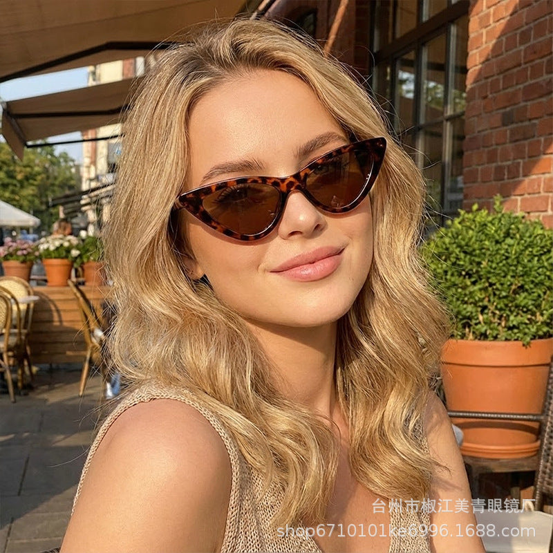 Ladies Cat-Eye Sunglasses with Elegant Tortoiseshell Pattern Bowlift