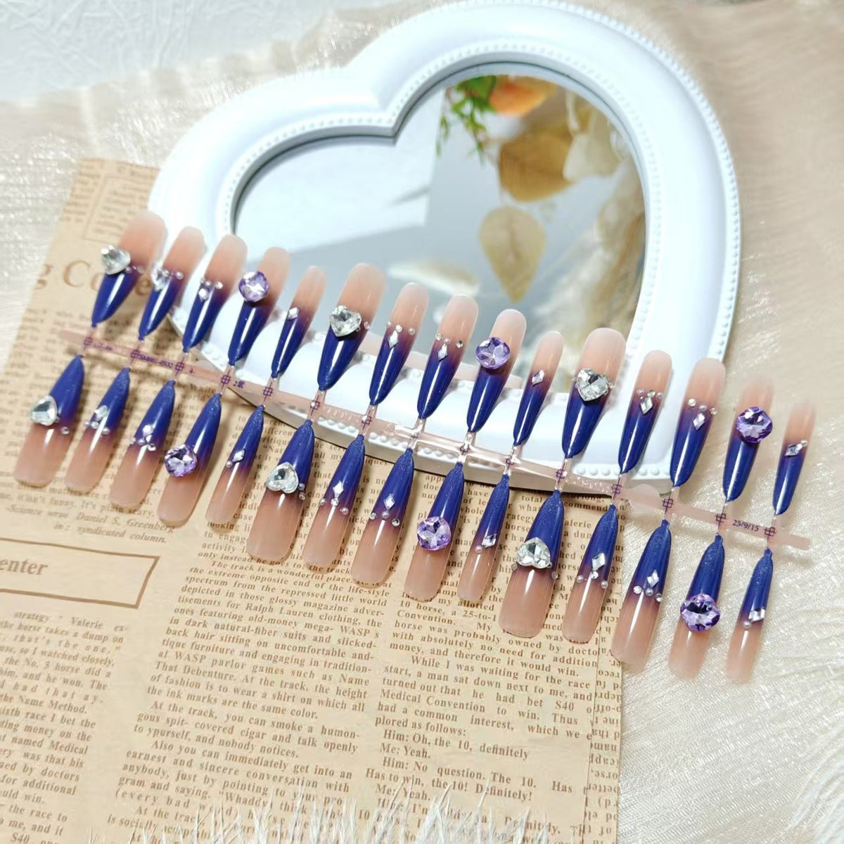 Artificial nails with elegant pendant motif Acalora