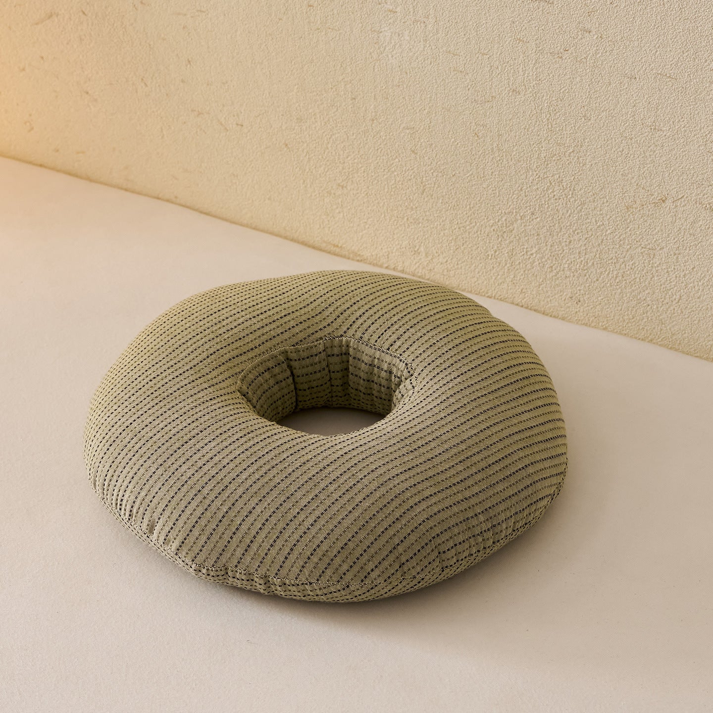 Comfortable donut pillow with ergonomic design Bowlift