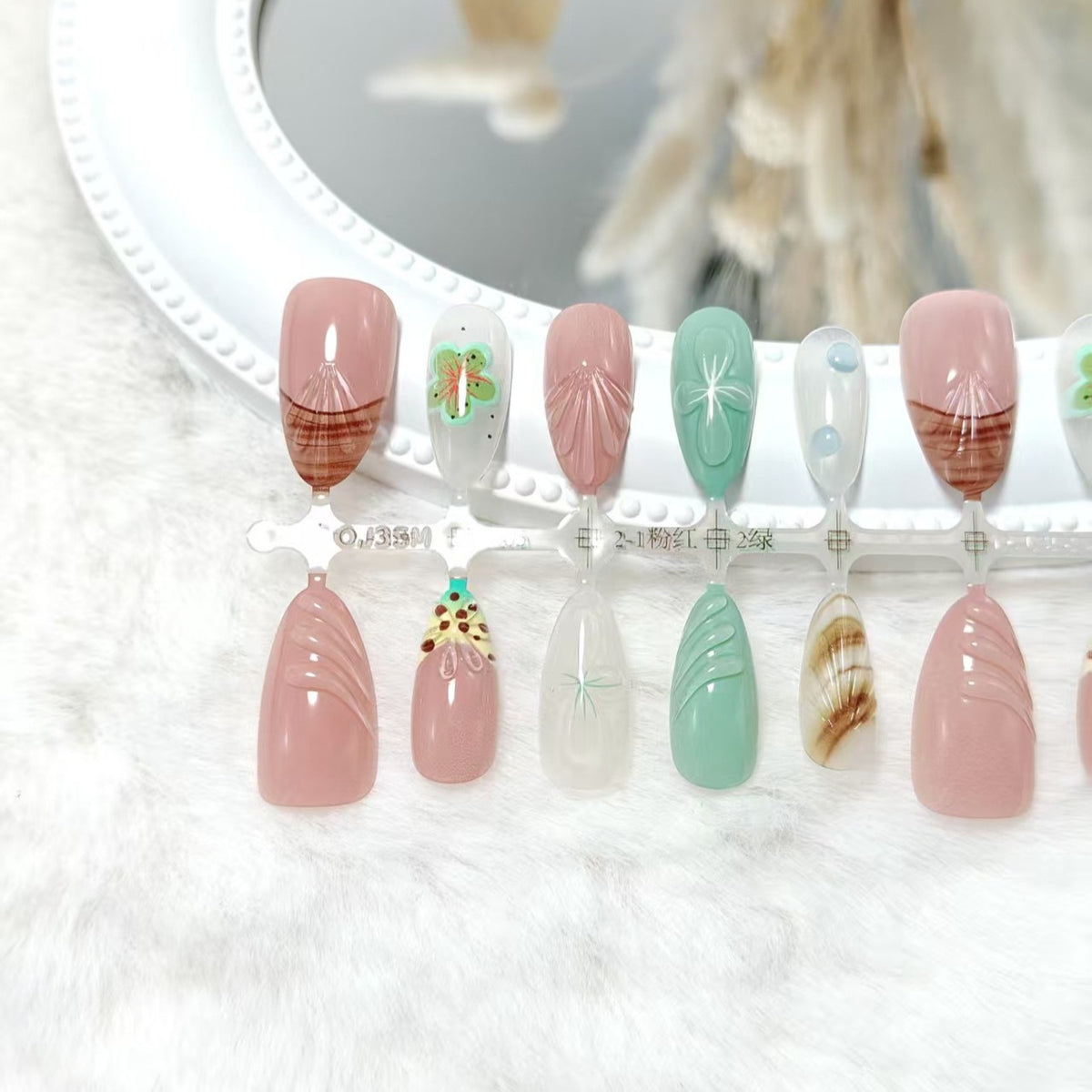 Artificial nail set with exquisite floral designs and shimmering effects Acalora
