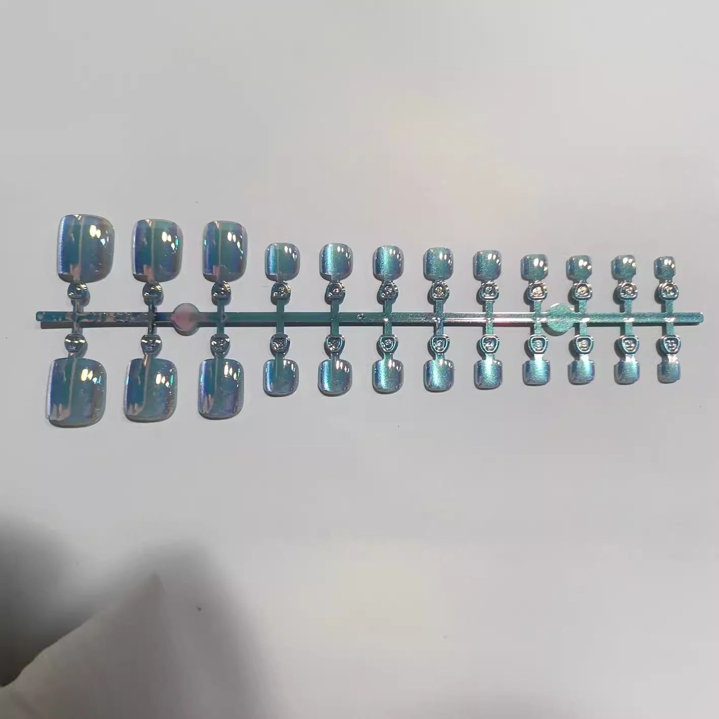 Artistic Press-On Nail Set with Iridescent Finish Acalora