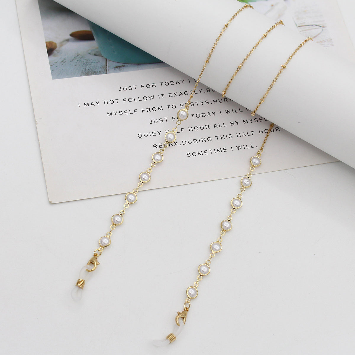 Elegant Pearl Chain Eyewear Holder Acalora