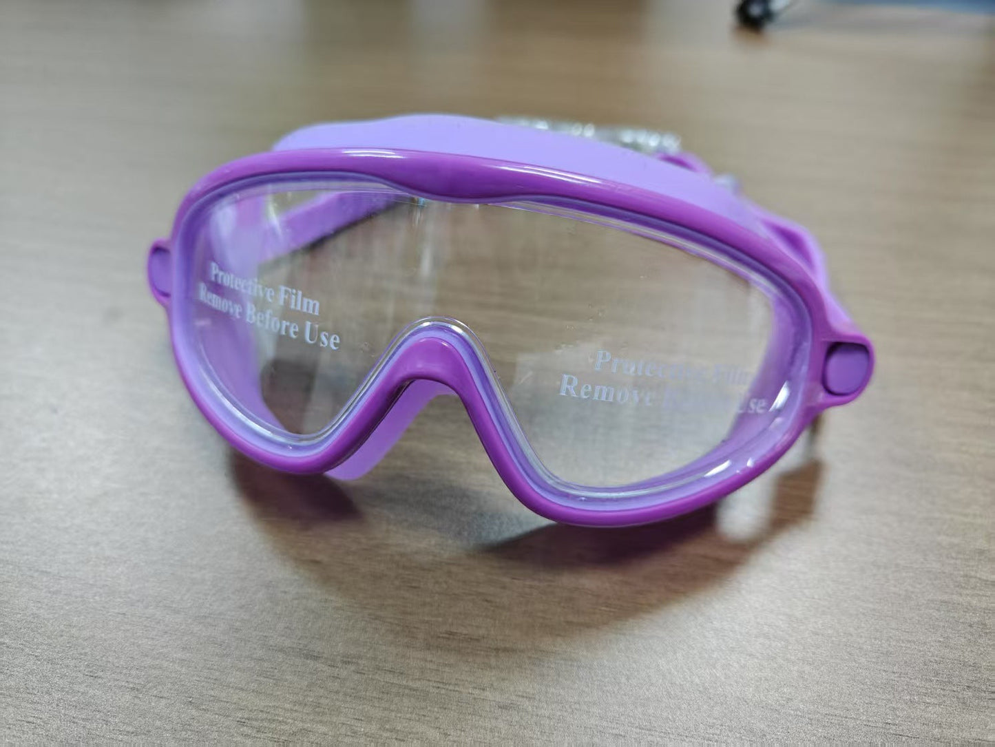 Swimming mask with wide field of vision and UV protection Bowlift