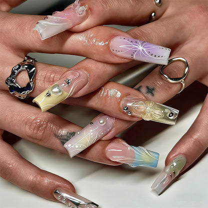 Artificial nail set with elegant floral and sparkling accents Acalora