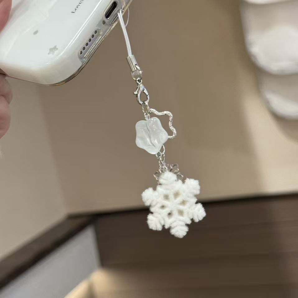 Winter-Themed Mobile Phone Charm Acalora