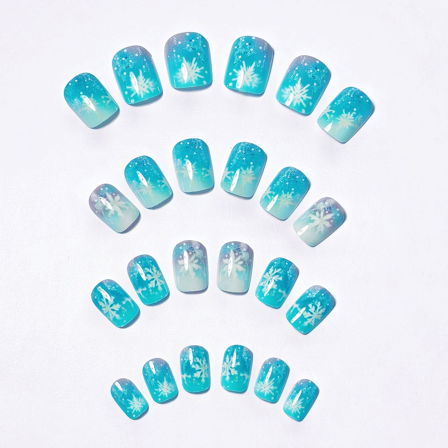 Winter-Themed Decorative Nail Art Acalora