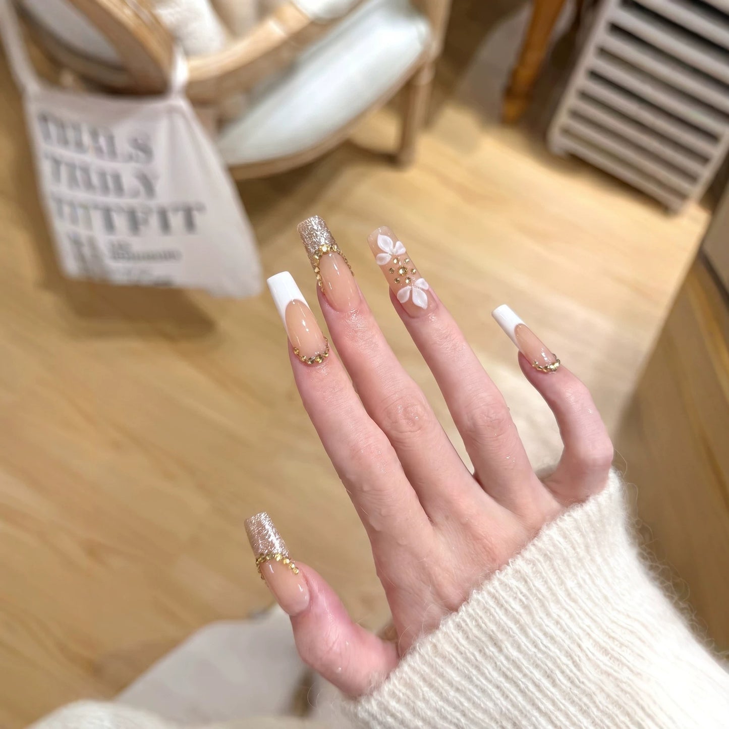 Luxurious Glittery Press-On Nail Art Set with Decorative Floral Accents Acalora