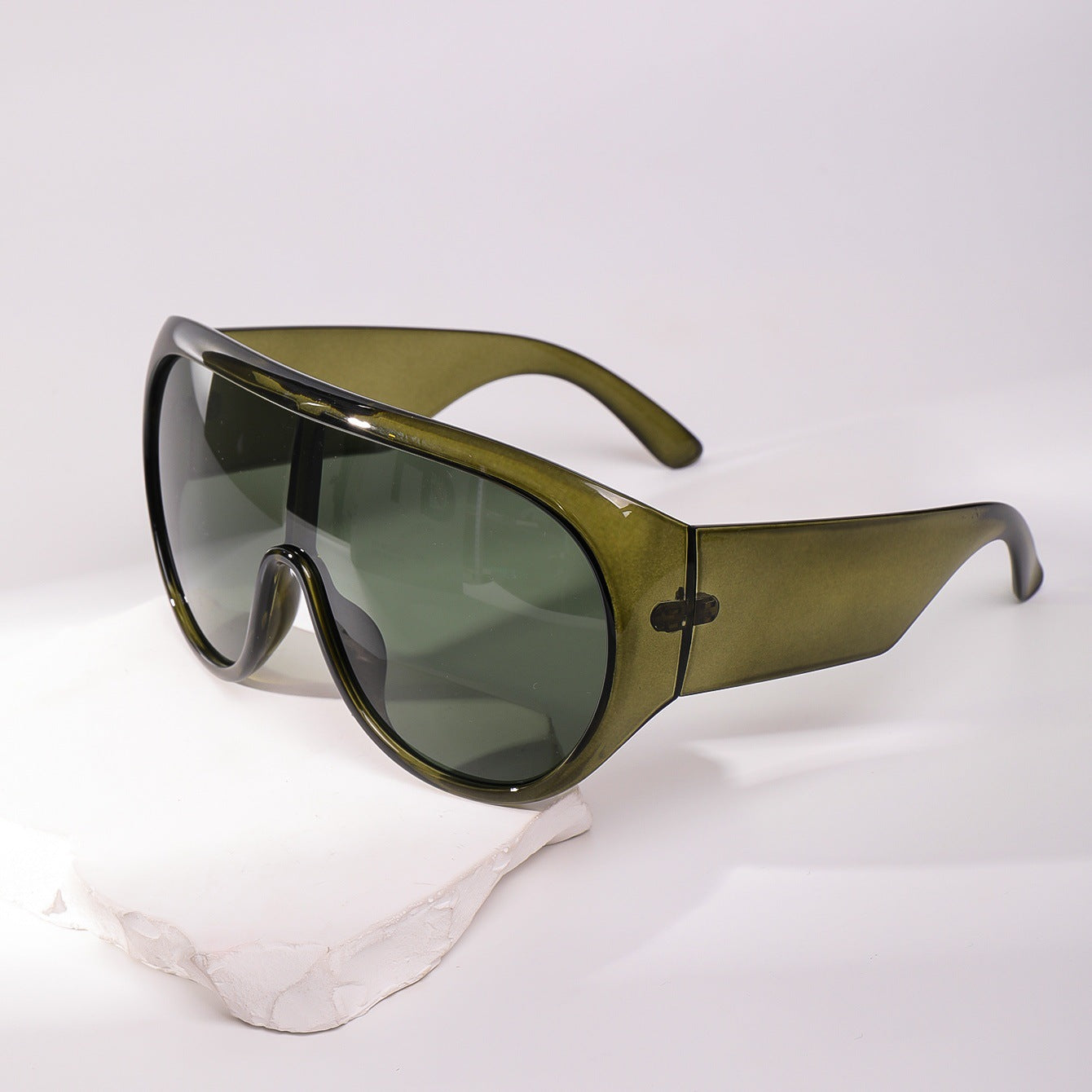 Women's oversized sunglasses in a modern design with UV protection Bowlift