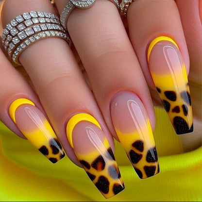 Fashionable leopard look artificial nails Acalora