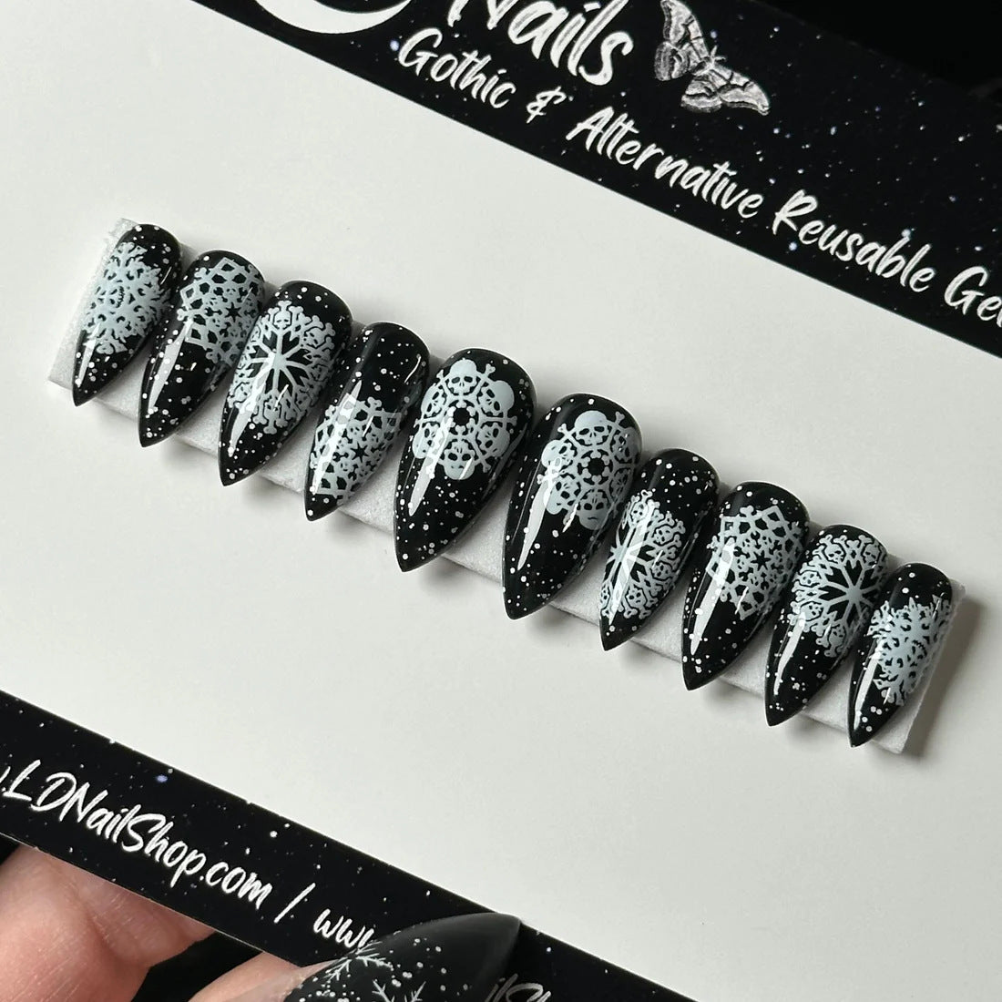 Artificial nails in a unique winter design with snow and reindeer motifs Acalora