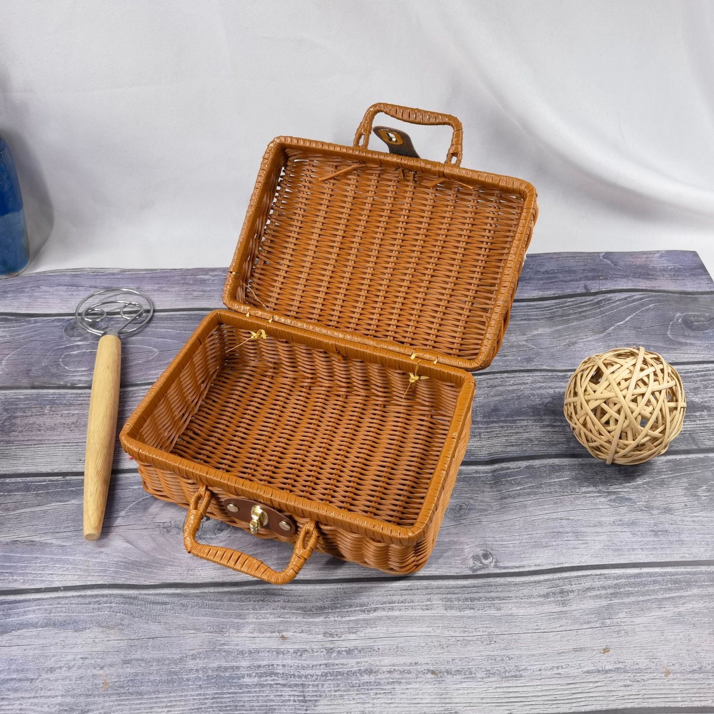 Women elegant handbag made of woven material Kalsten