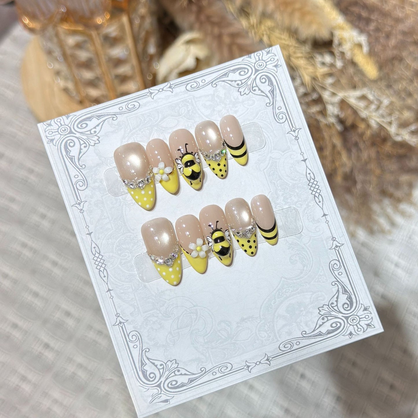 Artistic Bee-Themed Press-On Nail Set Acalora