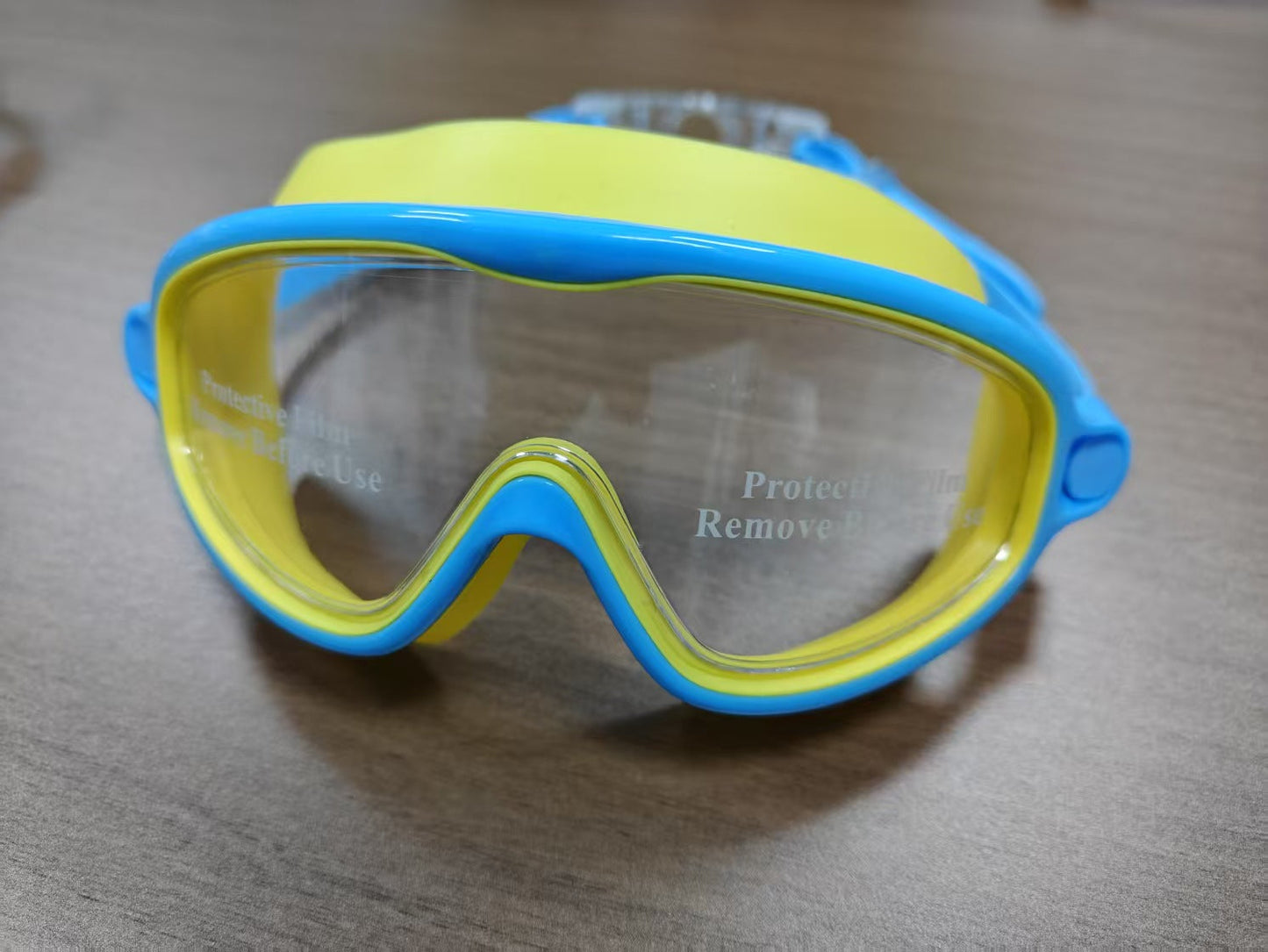 Swimming mask with wide field of vision and UV protection Bowlift