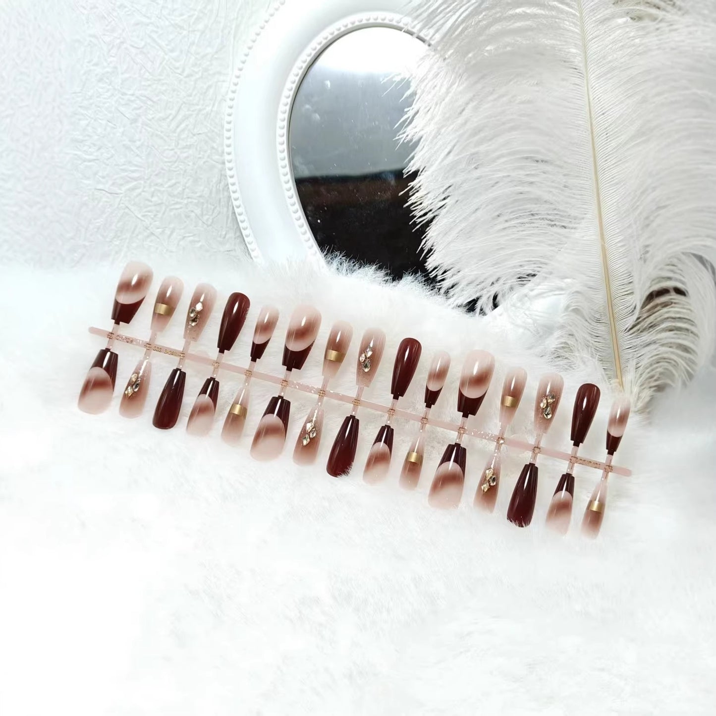 Artificial nails with elegant color gradients and jewelry details Acalora
