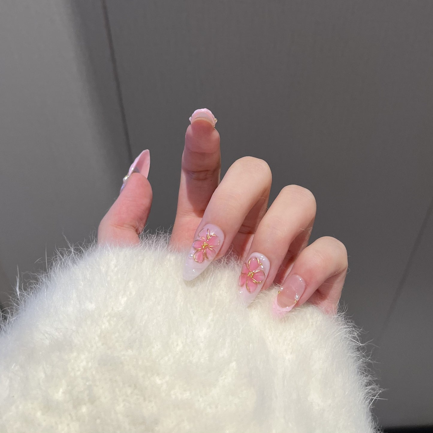 Artisan Floral-Themed Press-On Nails Set Acalora