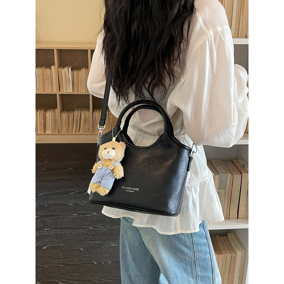 Sophisticated Designer Handbag Acalora