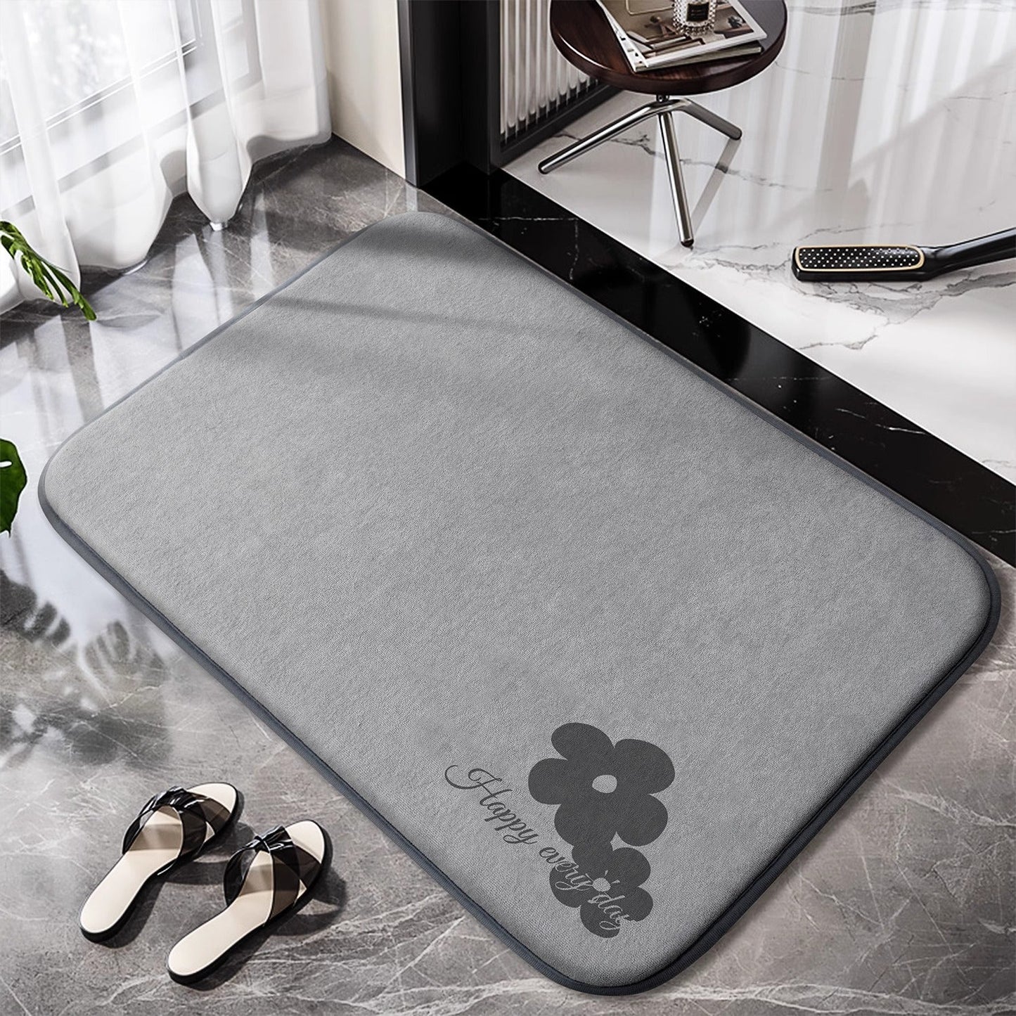 Non-slip bathroom rug with charming design