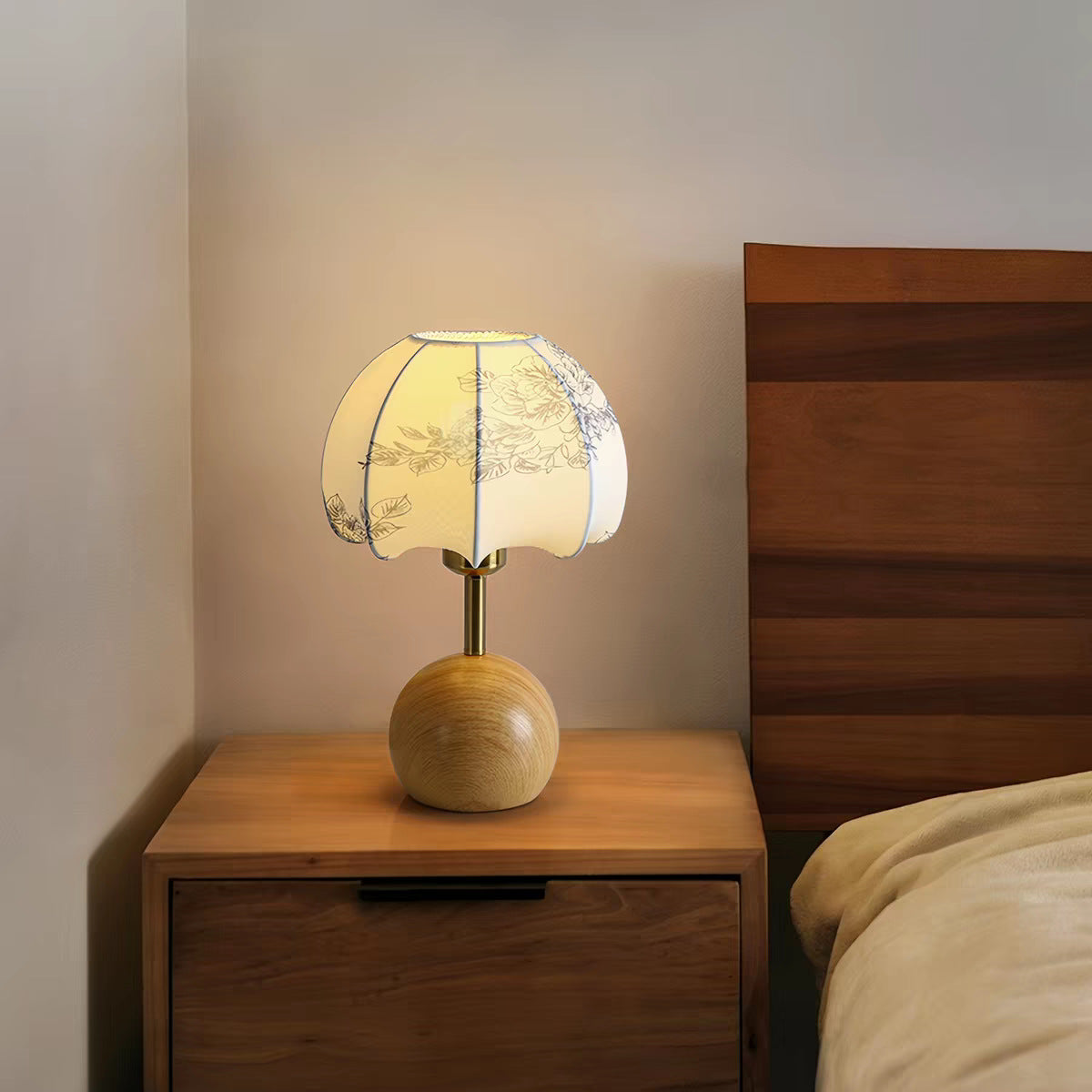 Elegant Floral Design Table Lamp
