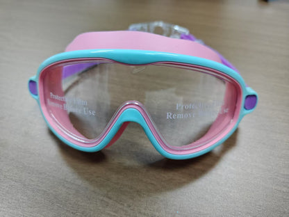 Swimming mask with wide field of vision and UV protection Bowlift