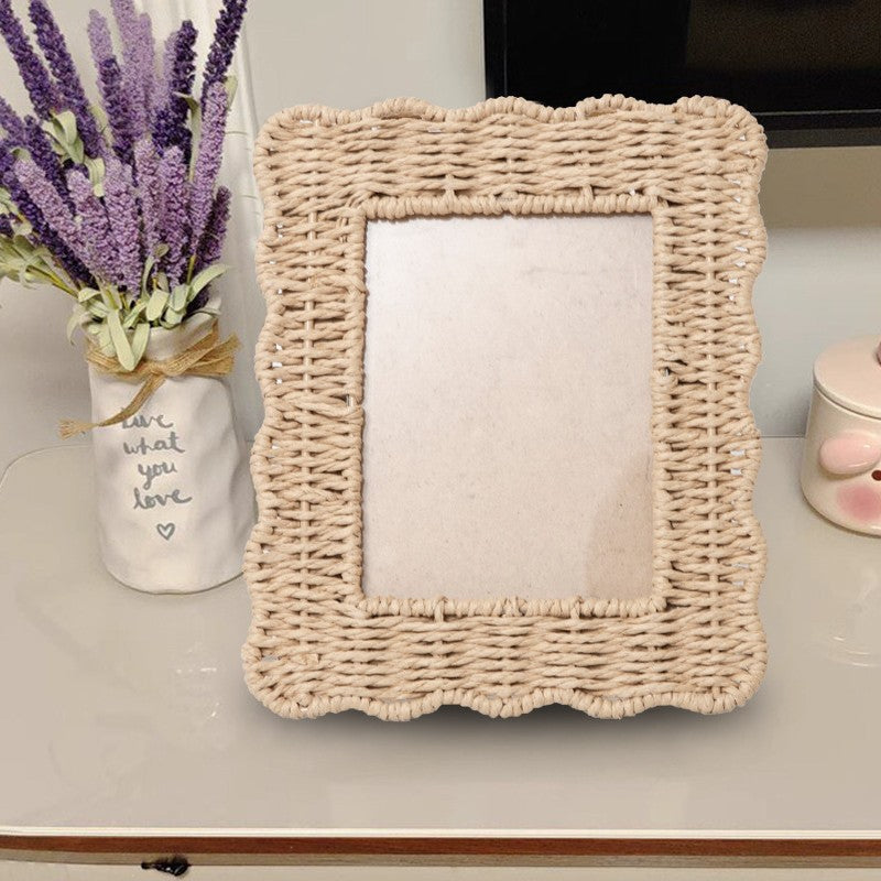 Playful picture frame in rattan style Acalora