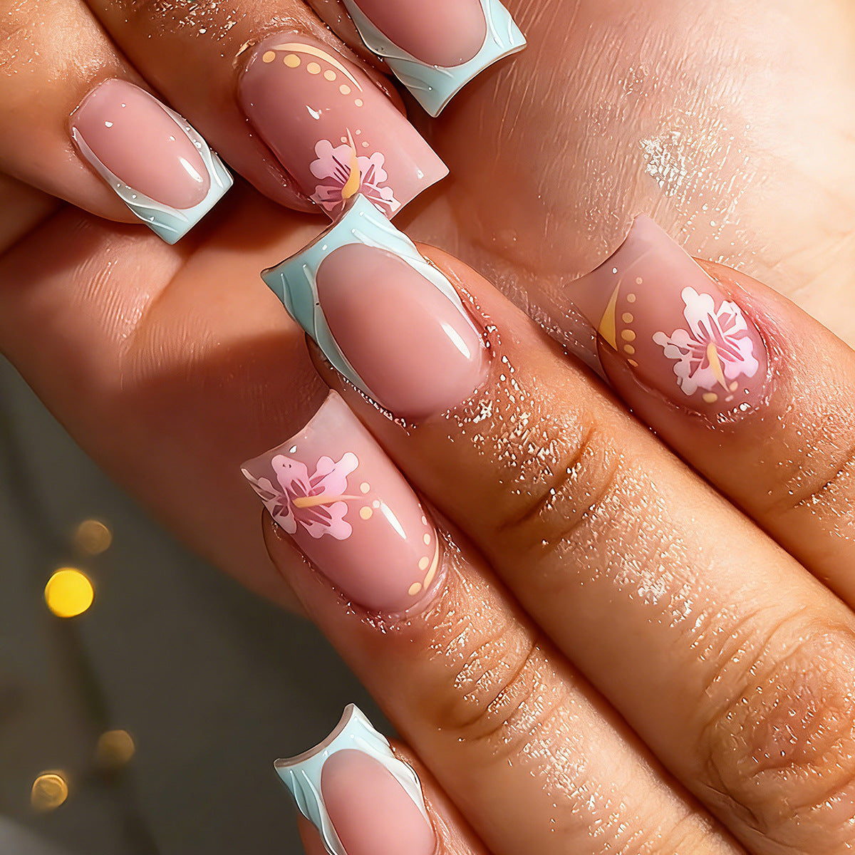 Artificial nail set with floral motifs and shiny accents Acalora