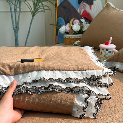 Women's bedspread with elegant lace trim and fine cotton surface Skanto