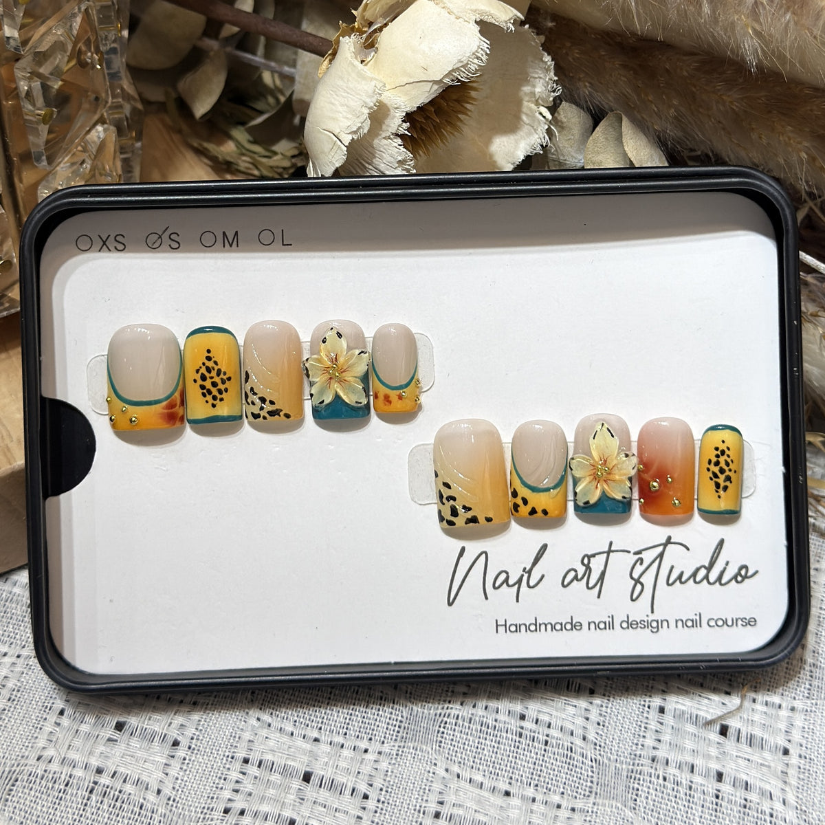 Floral Themed Press-On Nail Art Set Acalora