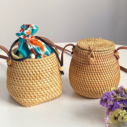 Handwoven basket with leather handle Acalora