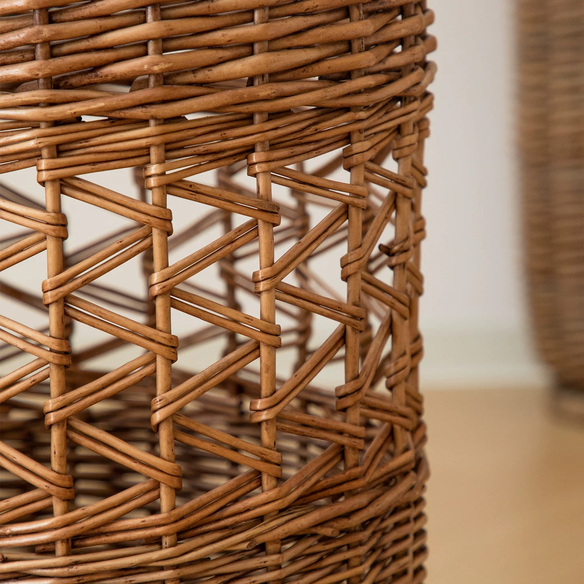Handcrafted willow basket with cotton lining Acalora
