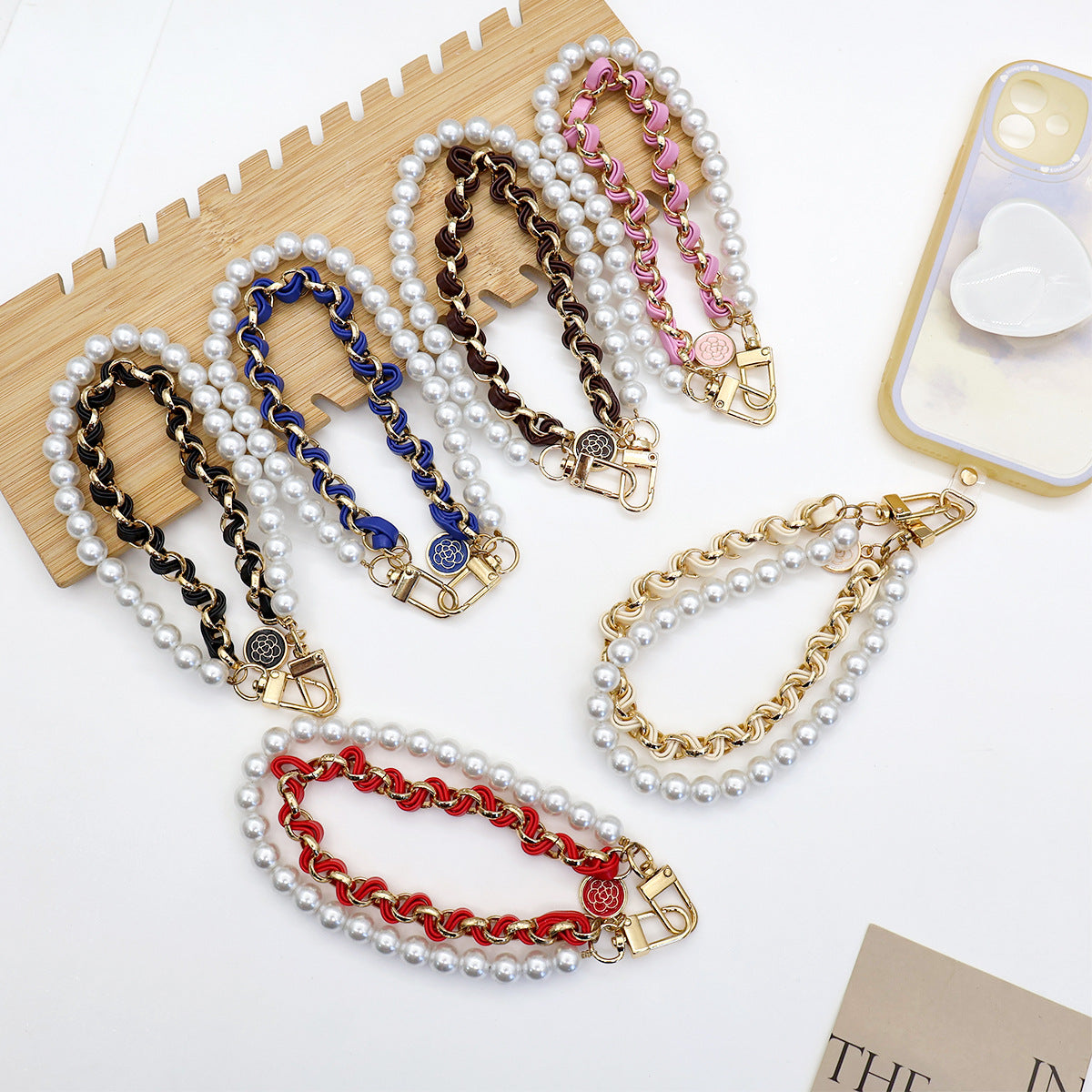 Chic Pearl-Chain Eyewear Holder Acalora
