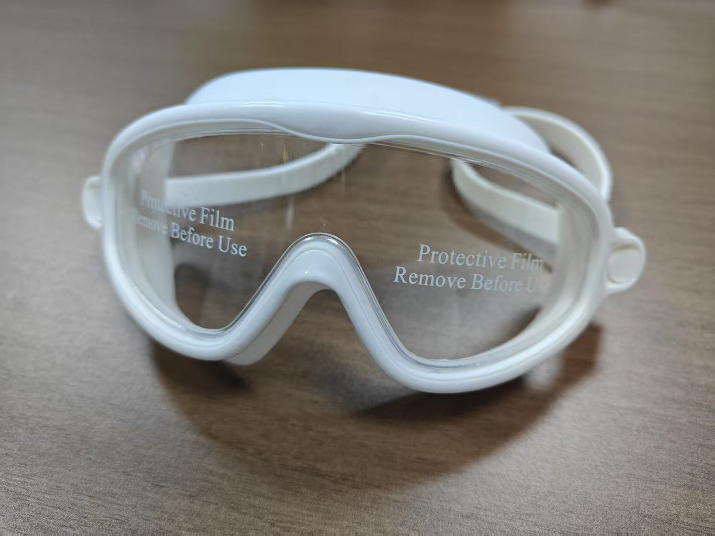 Swimming mask with wide field of vision and UV protection Bowlift