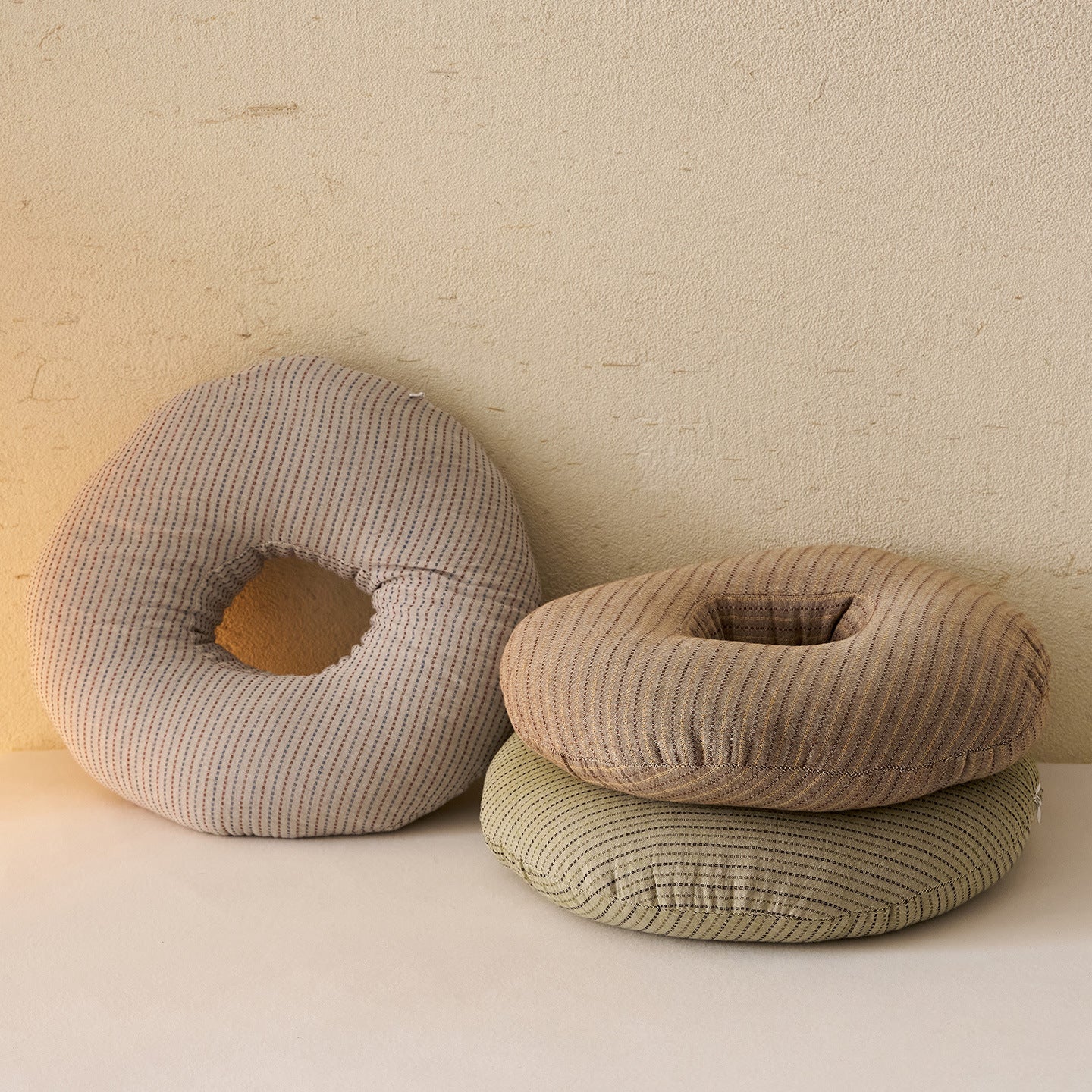 Comfortable donut pillow with ergonomic design Bowlift