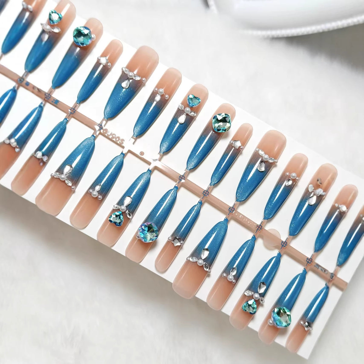 Artificial nails with elegant glitter and stone details Acalora