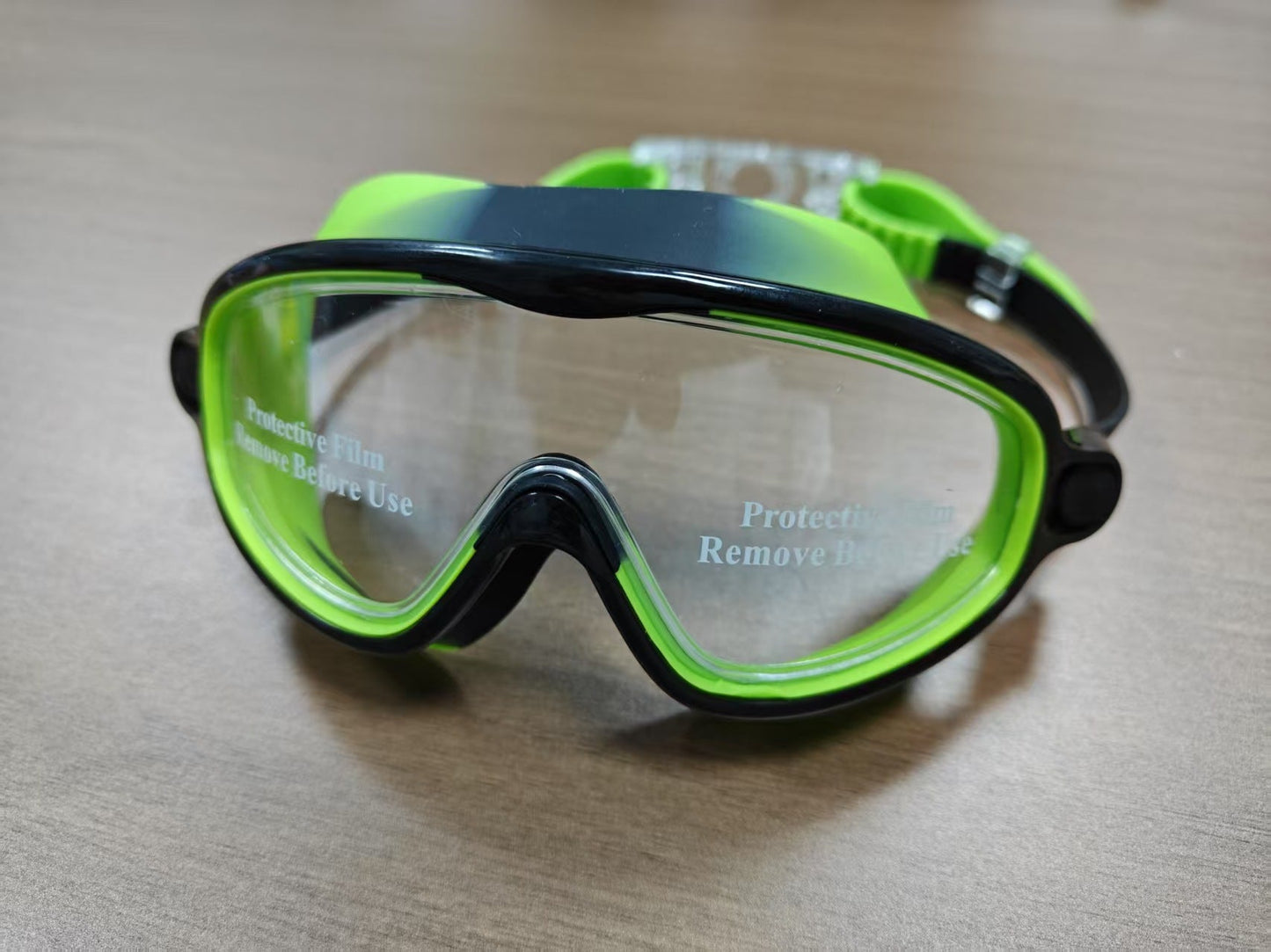 Swimming mask with wide field of vision and UV protection Bowlift