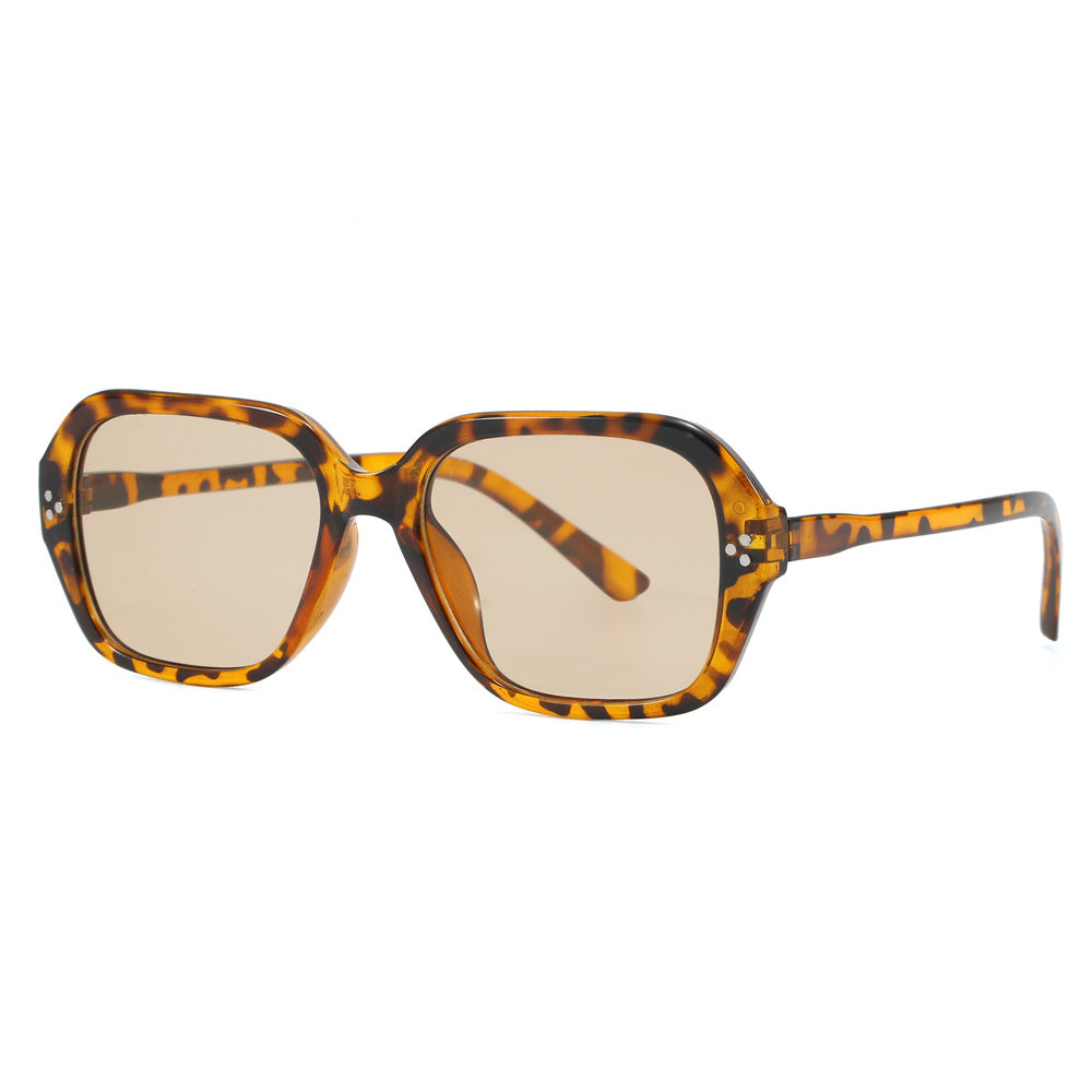 Women's fashionable oversized sunglasses in an elegant design Karnz