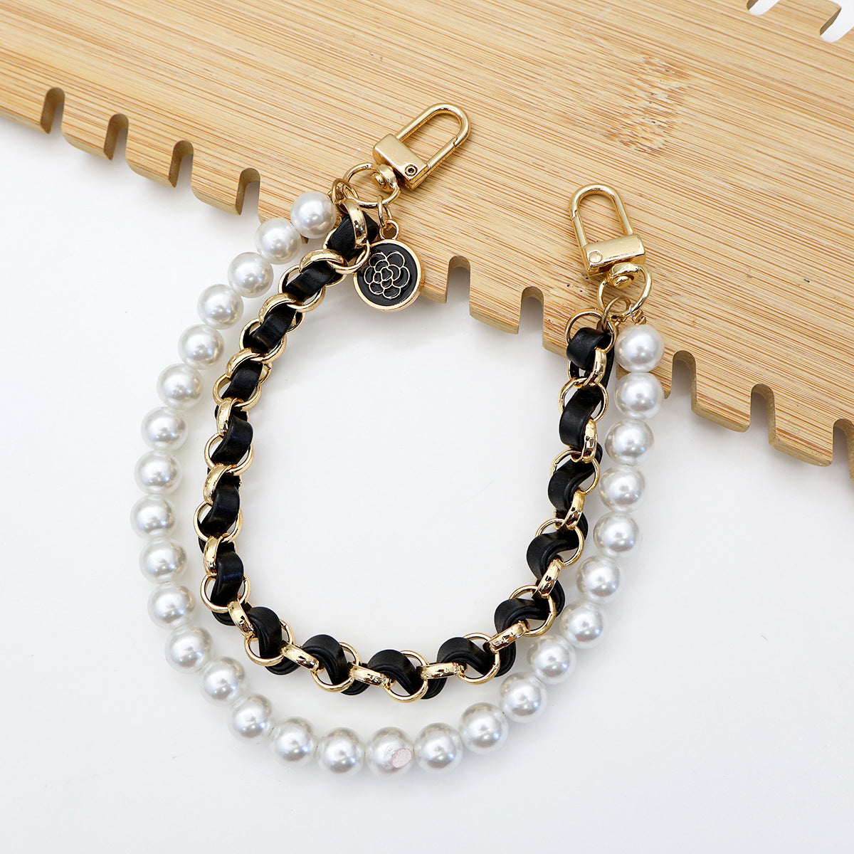 Chic Pearl-Chain Eyewear Holder Acalora