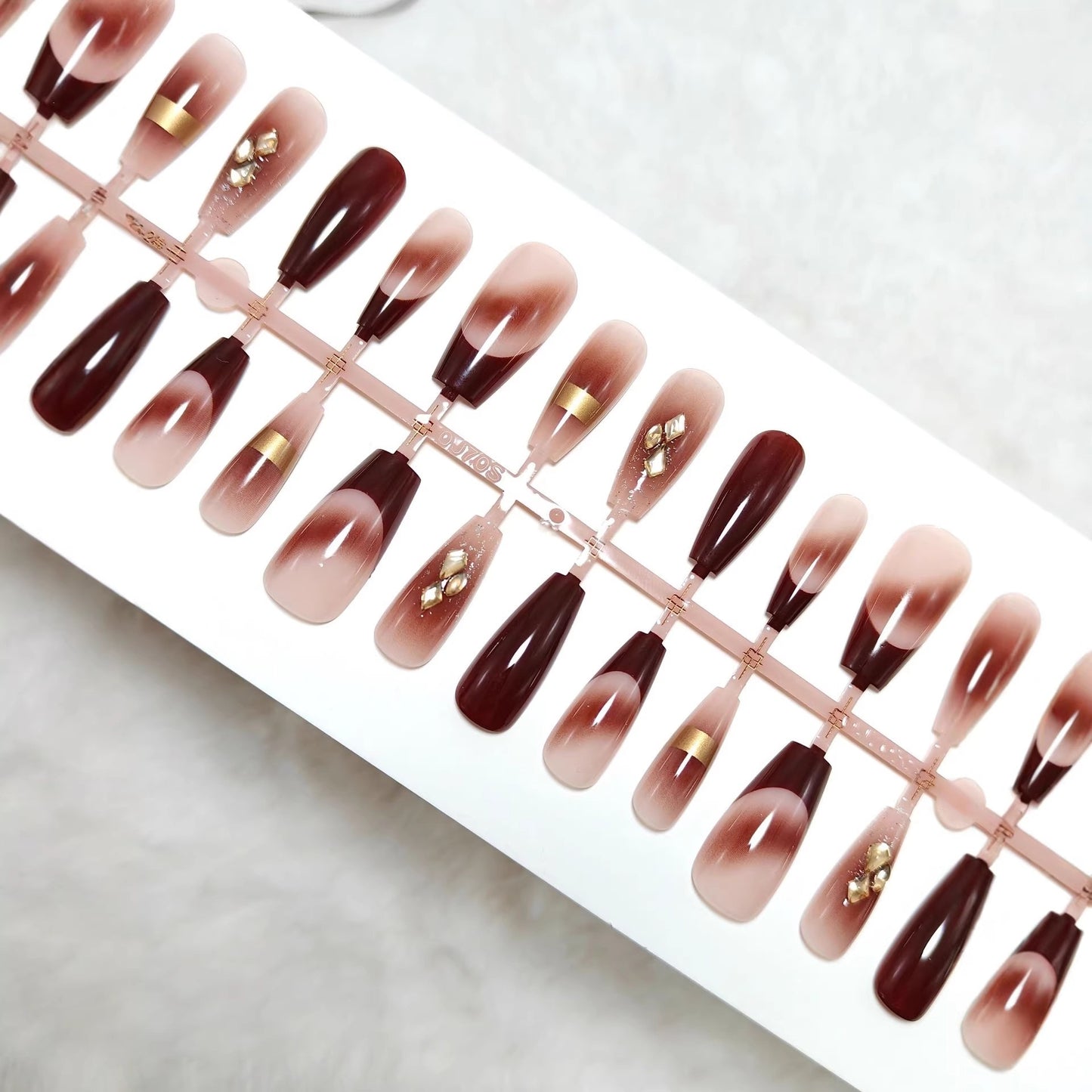 Artificial nails with elegant color gradients and jewelry details Acalora