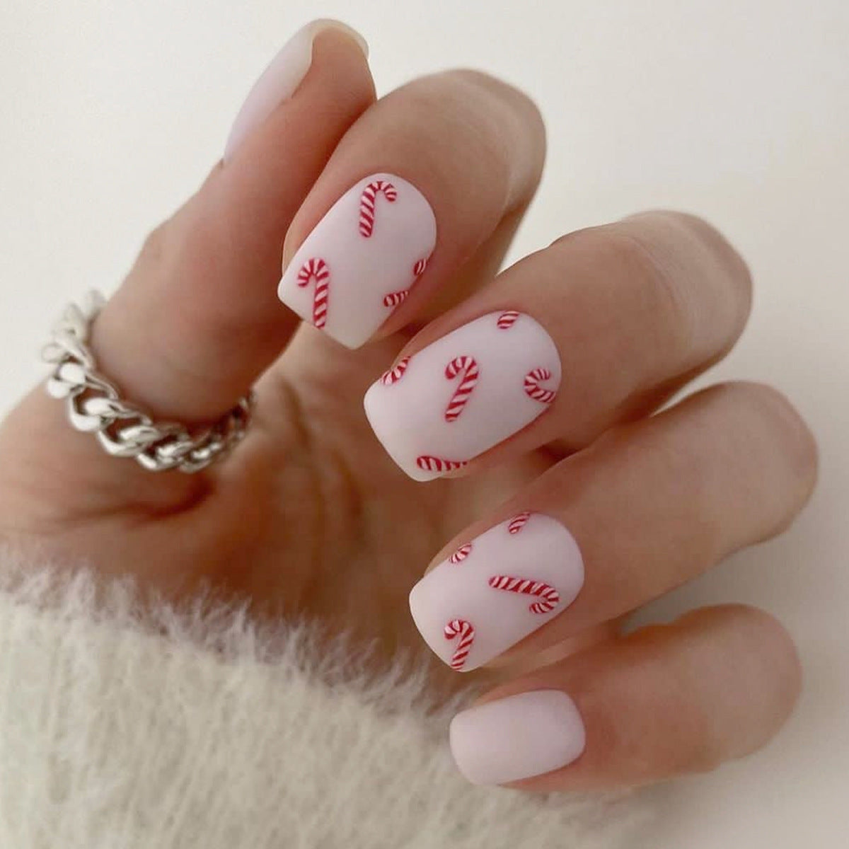 Decorative Press-On Nail Art Set with Elegant Floral and Shimmer Design Acalora