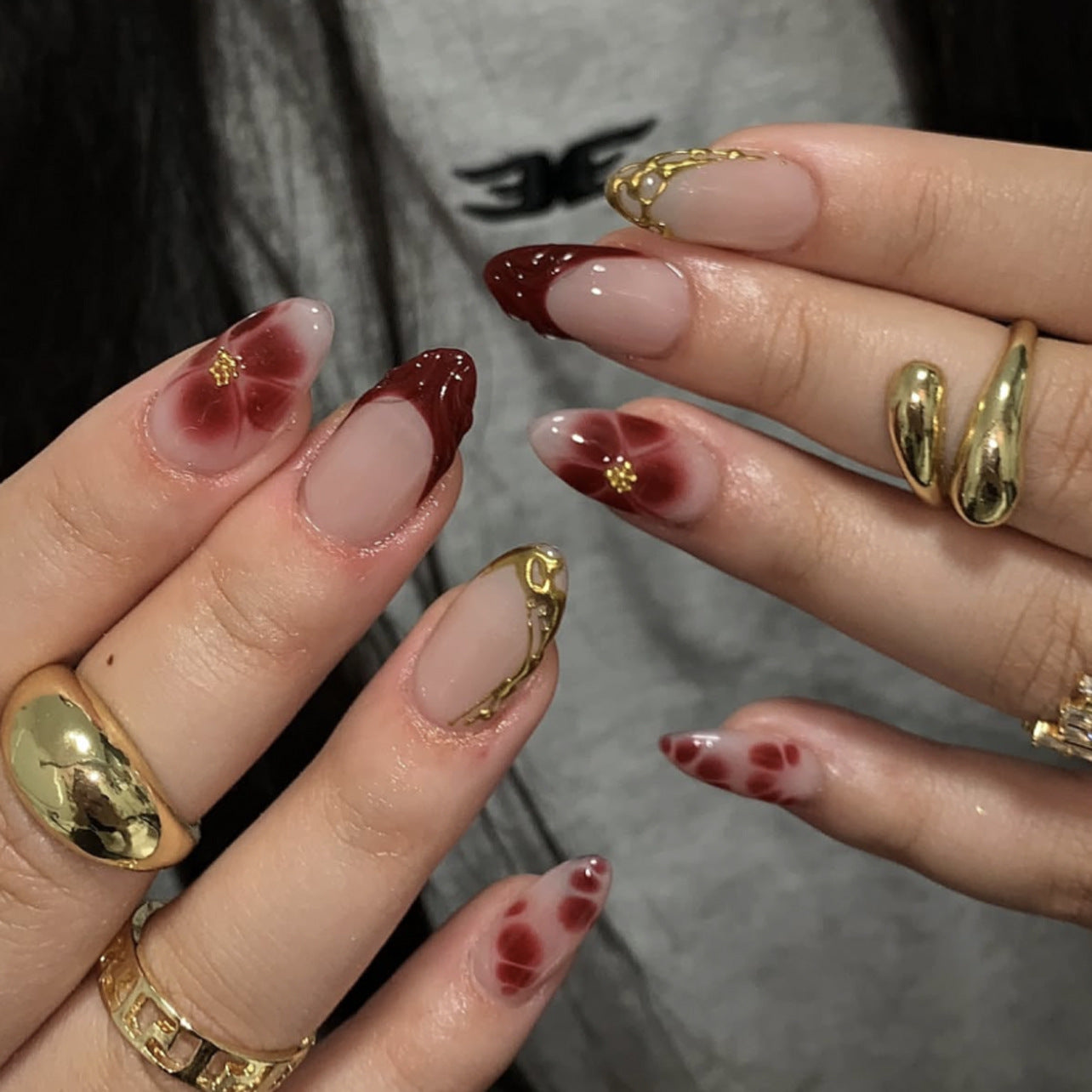 Exclusive artificial nails with floral designs and gold embellishments Acalora