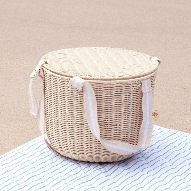 Women's picnic basket with integrated dinnerware set and practical insulation elements Karnz