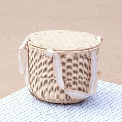 Women's picnic basket with integrated dinnerware set and practical insulation elements Karnz