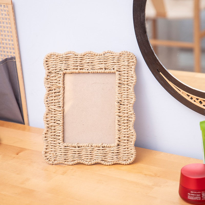Playful picture frame in rattan style Acalora