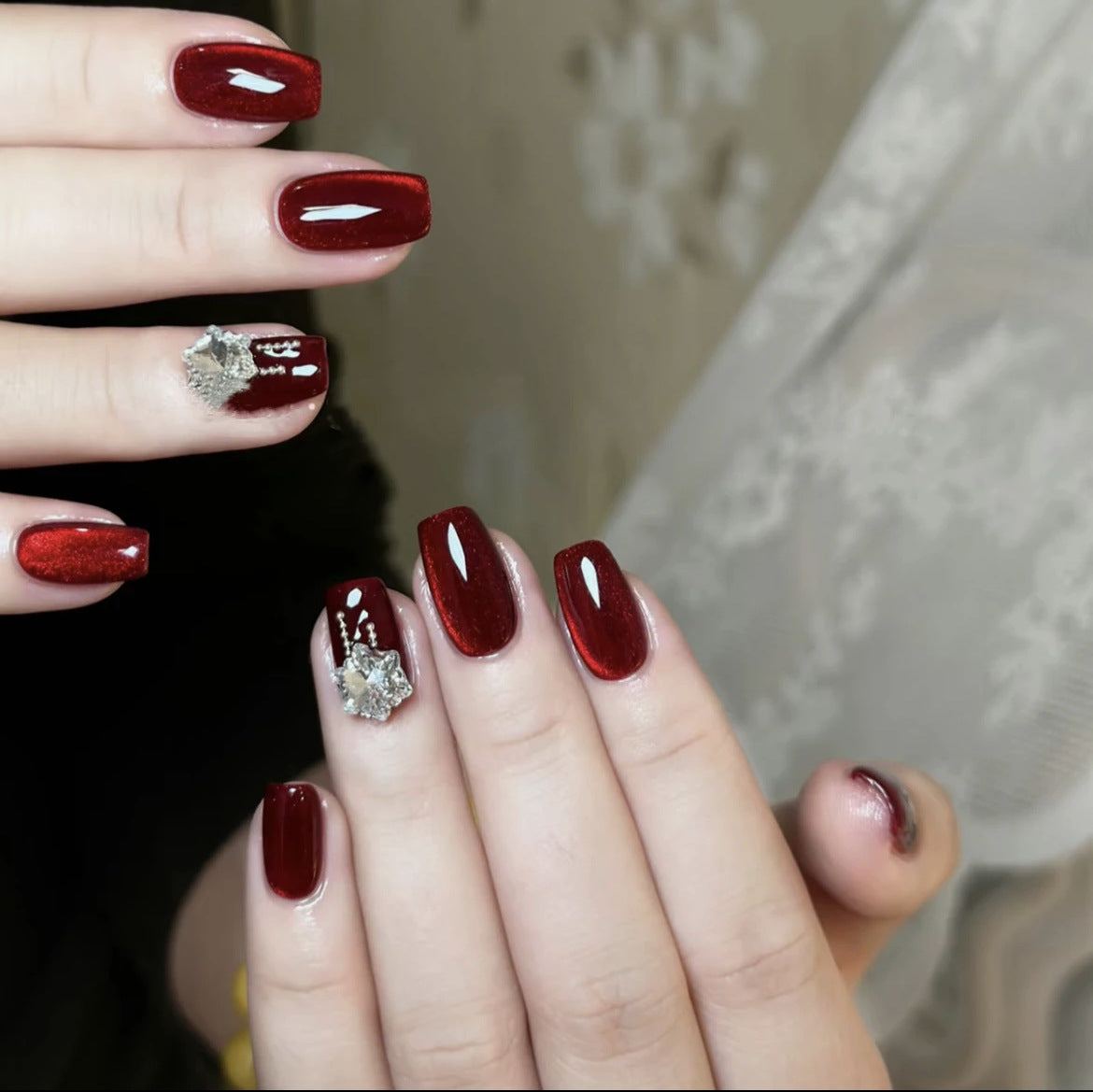 Artificial nail set with sparkling accents and glamorous design Acalora