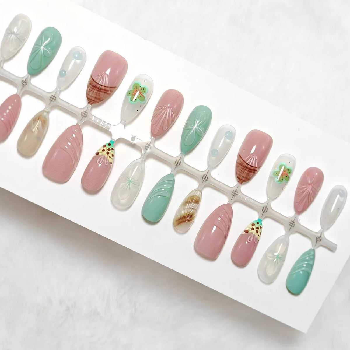 Artificial nail set with exquisite floral designs and shimmering effects Acalora