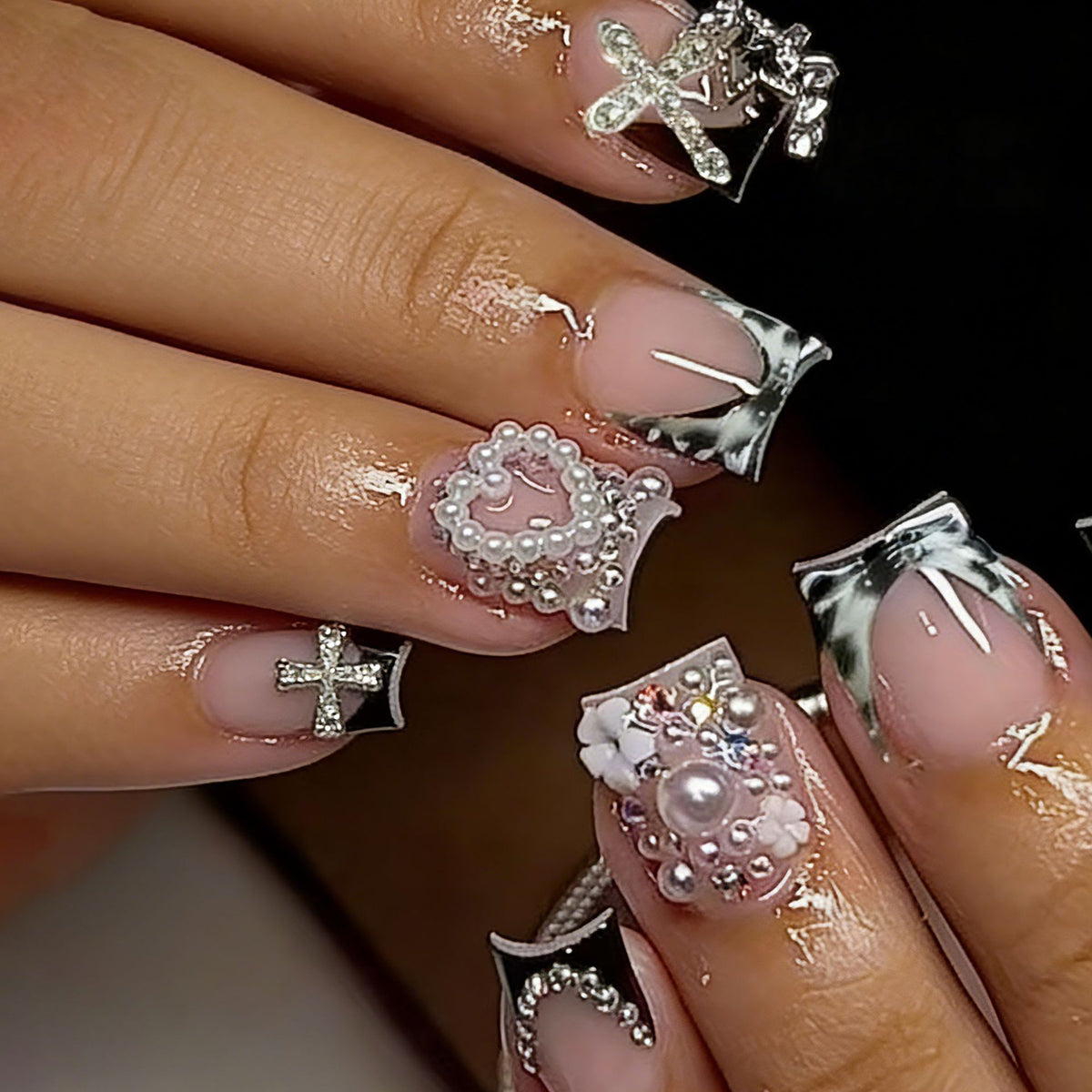 Acrylic nail set with glamorous golden accents Acalora
